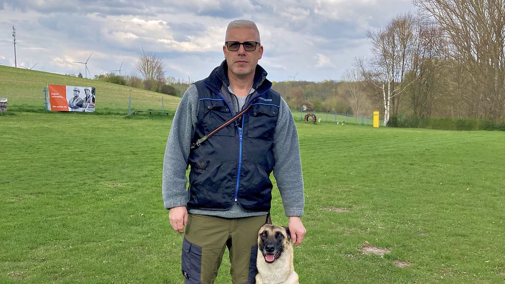 Knut Steinhoff mit seiner Belgischen Schäferhündin Kira.