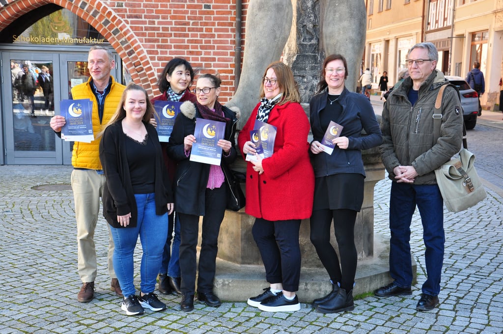 Mehrere Teilnehmer der Kulturnacht in Stendal 2023 stellen ihr Programm vor.
