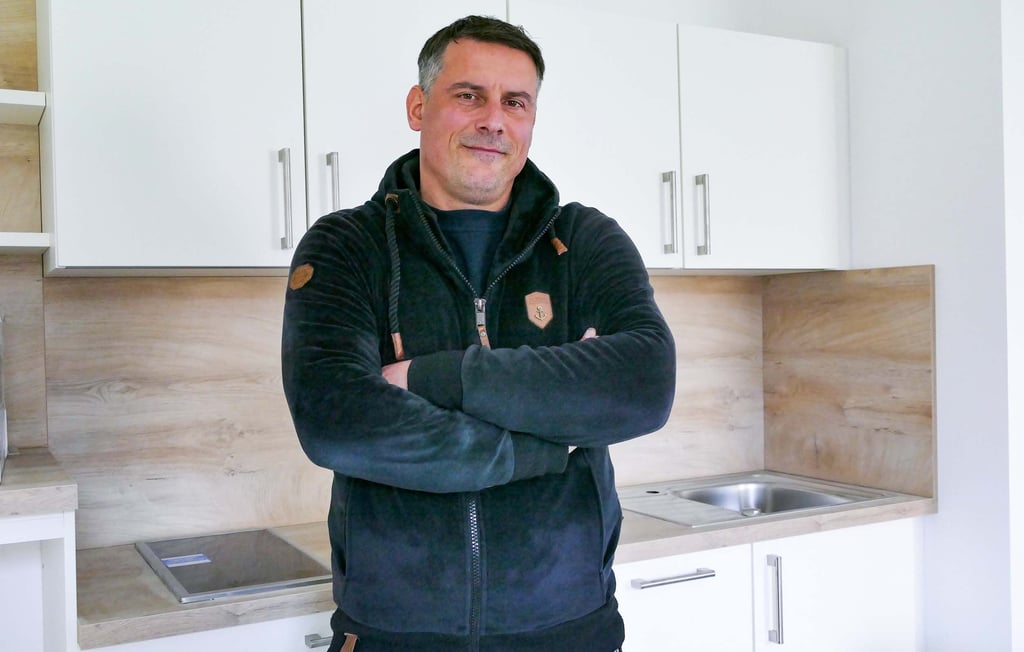 Martin Kettner, Dachdecker aus Jessen, in einem der grundsanierten altersgerechten Appartements am Jessener Schloßpark. Das Gebäude ist die ehemalige Discothek Flic-Flac.