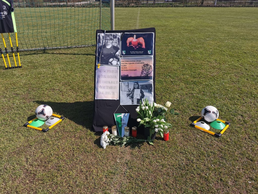 Mit dieser Gedenktafel auf dem Sportplatz wollen die Mitglieder des VfB Klötze Mitgliedern, Freunden und Einwohnern die Möglichkeit bieten, von Kezhia Abschied zu nehmen.