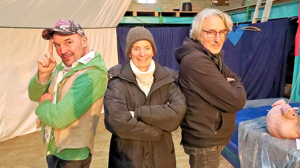 Die Künstler und Artisten Hoppe Hoppinski, Jana Korb und Tobias Stiefel bringen frischen Wind in die Alte Mühle.