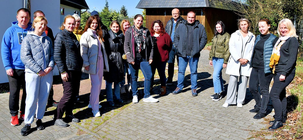 Geflüchtete aus der Ukraine absolvieren an der BBA in Havelberg einen Vorbereitungskurs. Dabei standen in dieser Woche beim Workshop mit Katharina Fißmer und Nancy Mühlenberg (Mitte) Gepflogenheiten in Deutschland im Mittelpunkt.