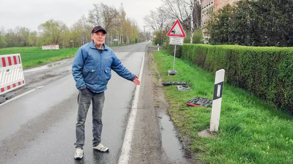 Will Siegfried Riedel seine Mutter in Draschwitz besuchen, dann muss er an der B 2 entlang. Aber hier gibt es keinen Fußweg, Spurrinnen mit Pfützen auf der Fahrbahn und zerfahrene Seitenstreifen.