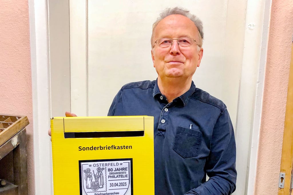 Harald Hoppe, Chef der Arbeitsgruppe Philatelie in Osterfeld, zeigt den Sonderbriefkasten, der anlässlich der Jubiläumsschau aufgestellt wird.