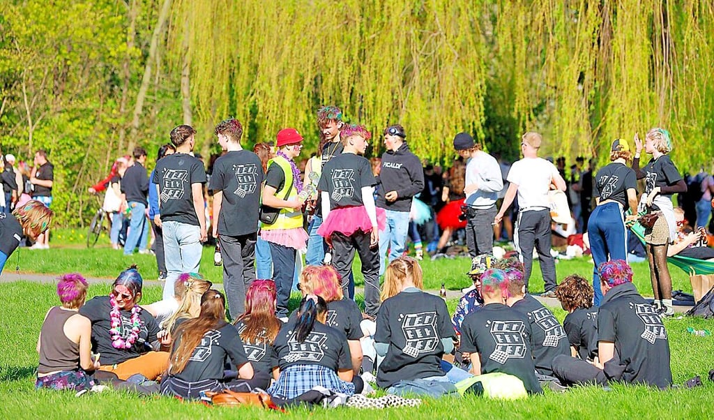 Schon tagsüber fanden sich bei strahlendem Frühlingswetter erste Gruppen auf der Ziegelweise ein.