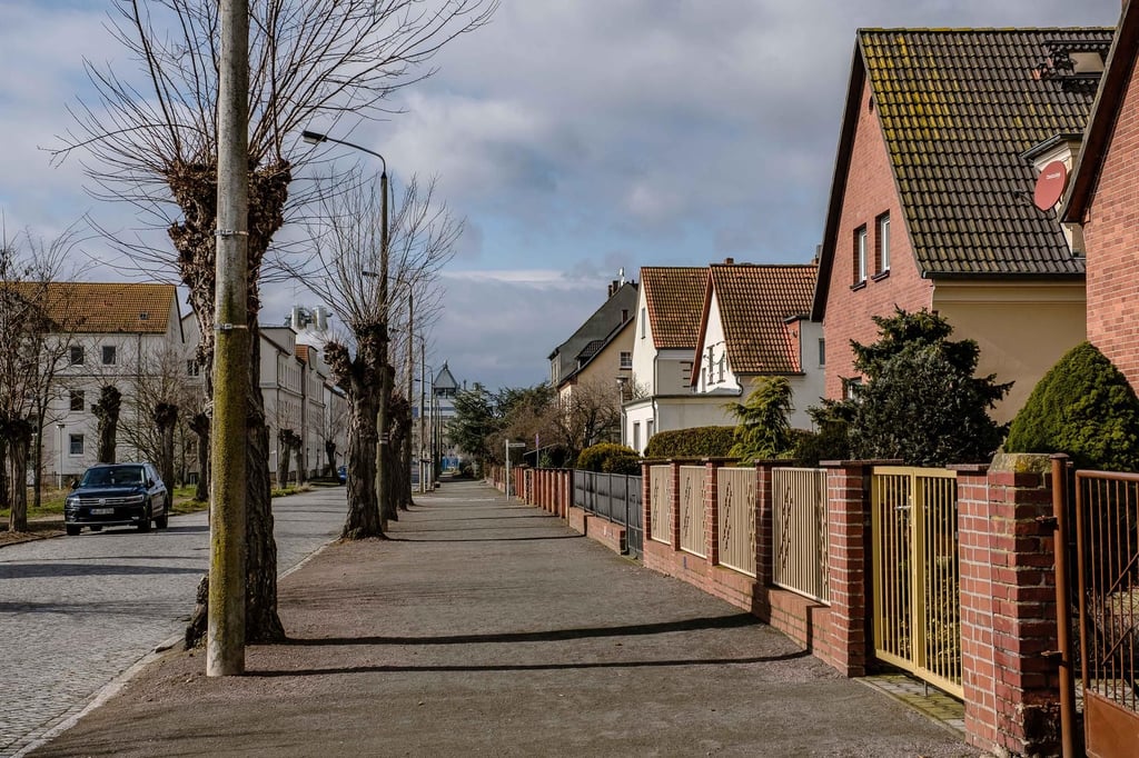 Am Ende der Straße beginnt die Industrie.