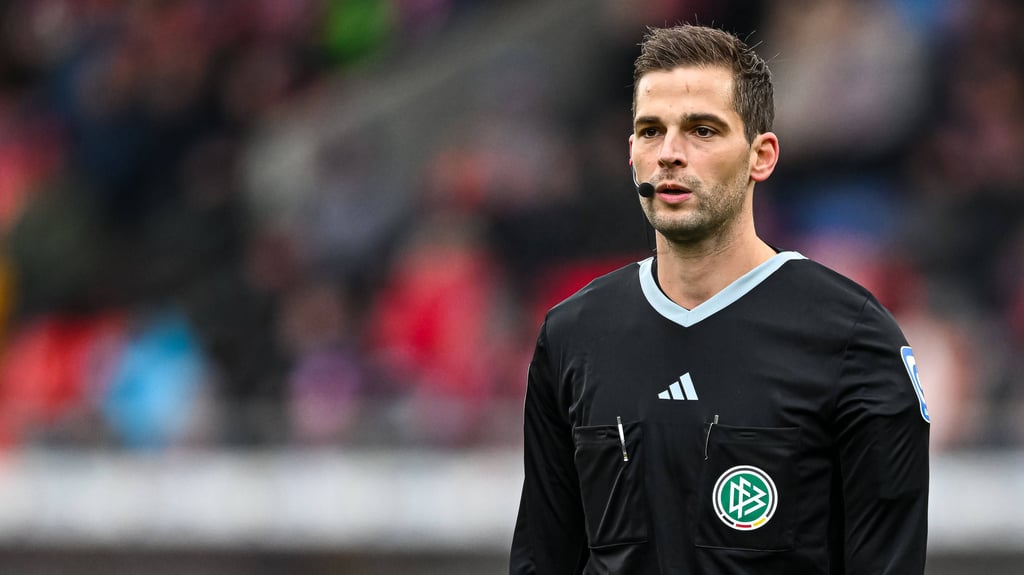 Schiedsrichter Dr. Max Burda pfeift das HFC-Heimspiel gegen Osnabrück.