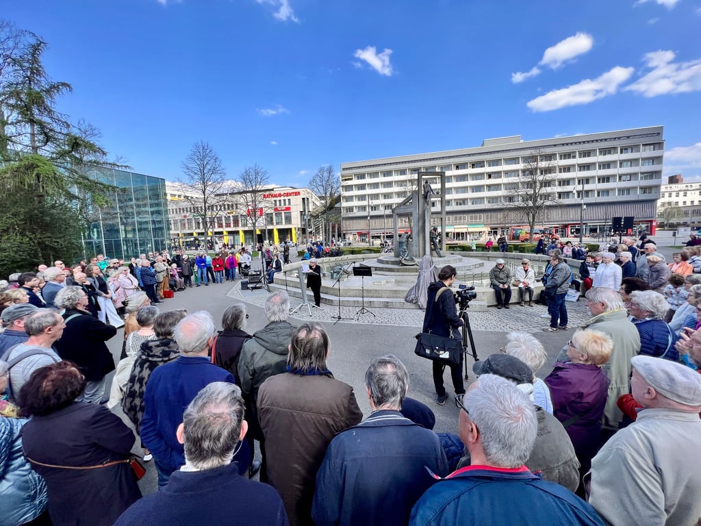 Viele Dessauer waren an den Brunnen im Stadtpark gekommen.