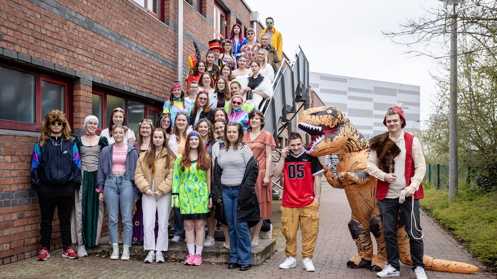 Yoshua Dosts Dino hat seine Mitschüler zum Fressen gern: Die Zwölfer präsentieren ihre Verkleidungen am Donnerstag.
