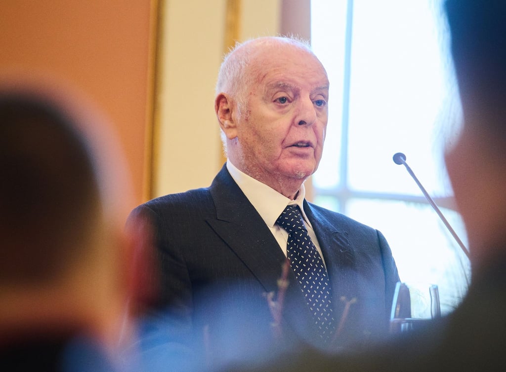 Daniel Barenboim spricht im Großen Saal im Roten Rathaus, nachdem er die Ehrenbürgerwürde in Berlin erhalten hat.