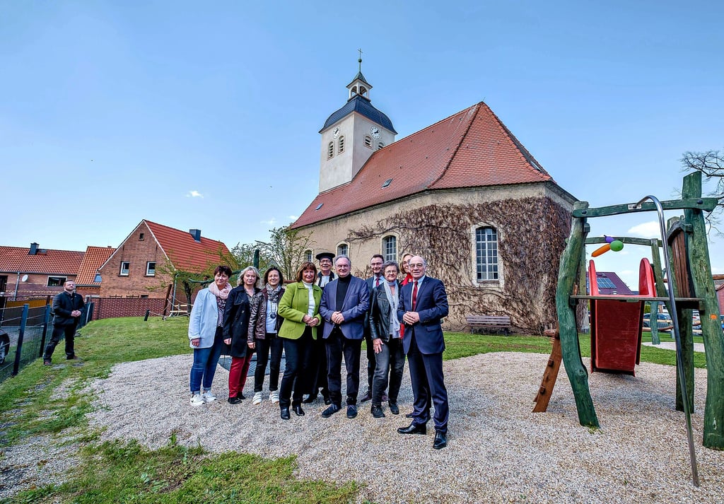 Zur Einweihung der sanierten Kirche in Selbitz ist auch Ministerpräsident Reiner Haseloff (CDU) vor Ort gewesen.