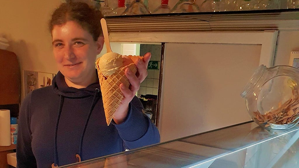 Die 37-jährige Pia Kettner aus Wernigerode ist Inhaberin der Eismanufaktur in Röderhof. Nach einer verkürzten Saison im vorigen Jahr ist sie nun in die neue Saison gestartet.