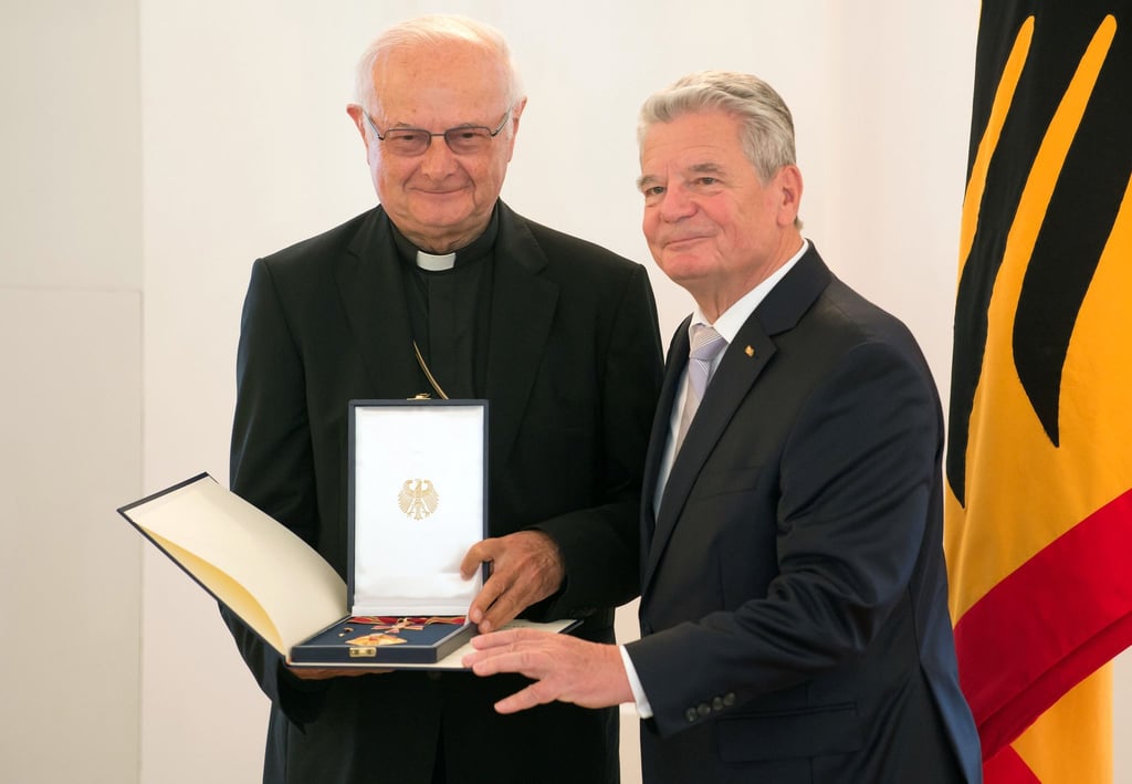 Robert Zollitsch (l) war im Jahr 2014 von Bundespräsident Joachim Gauck mit dem Bundesverdienstkreuz ausgezeichnet worden.