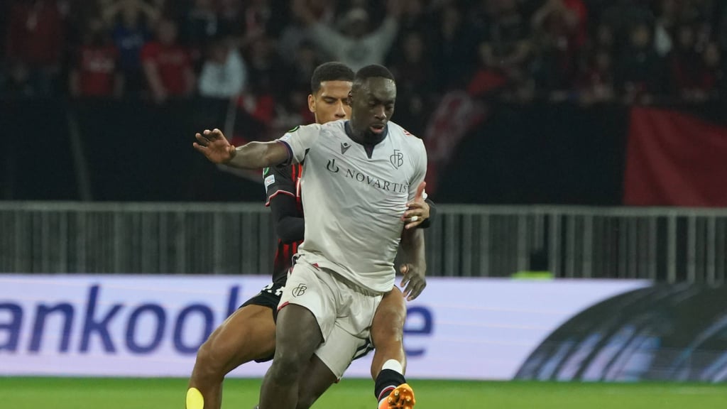 Jean-Kevin Augustin behauptet gegen Nizza den Ball.