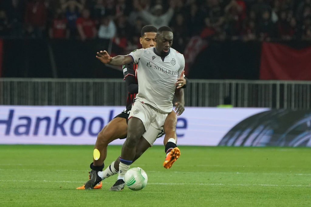 Jean-Kevin Augustin behauptet gegen Nizza den Ball.