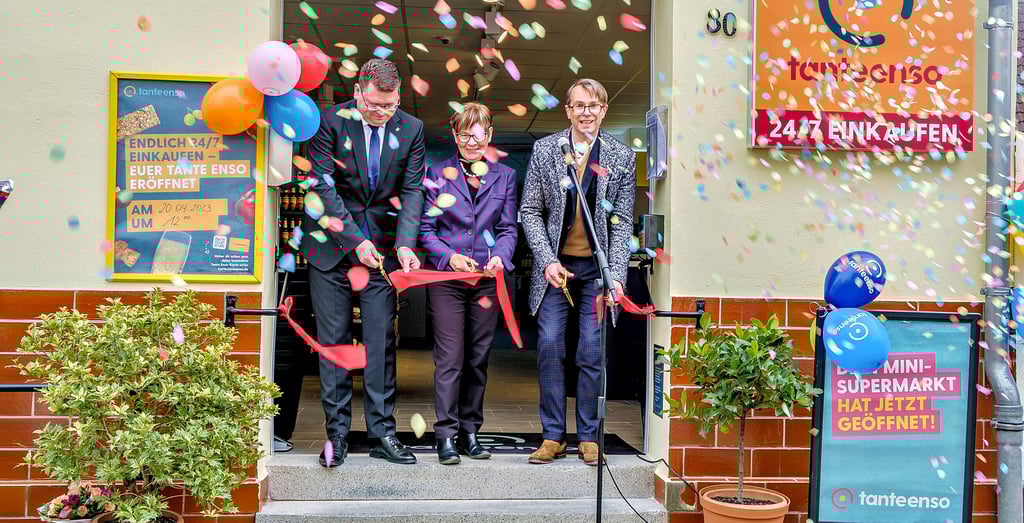 Schnipp, schnapp – durch ist das Band: Christian Tylsch (l.), Erika Miertsch und Tino Hammer eröffnen den Tante-Enso-Laden in Wörlitz.