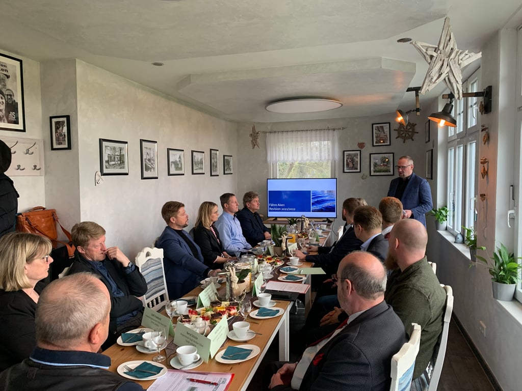 In Naumanns Schuppen in Akn fand das erste Fährbetreibertreffen statt.