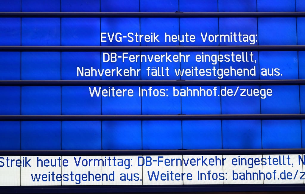 Auf einer Anzeigetafel wird auf einen Warnstreik und Zugausfälle hingewiesen.