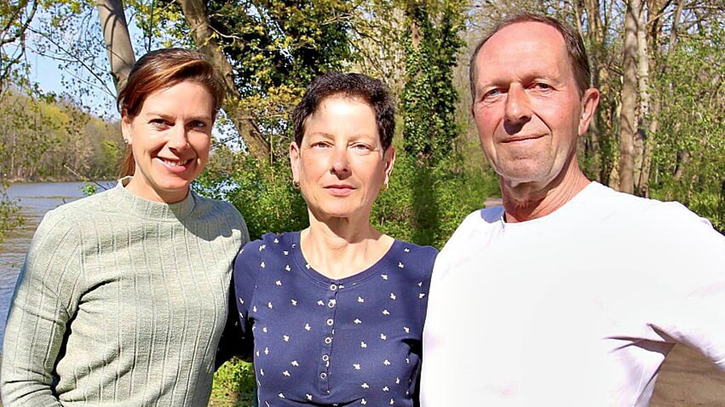Erleichtert über den Ausgang der Rettungsaktion an der Saale sind (v.l.) Diana, Marita und Gerhard Birnbaum aus Hamburg.
