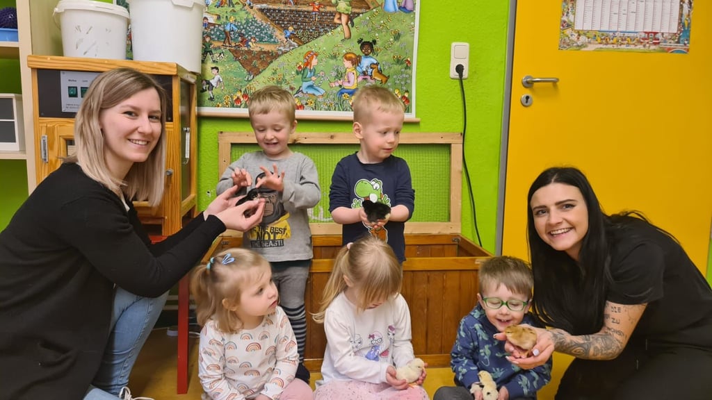 Große Begeisterung: Kita-Leiterin Franziska Reiche (l.) und Erzieherin Julia Schade zeigen den Kindern die flauschigen Küken.