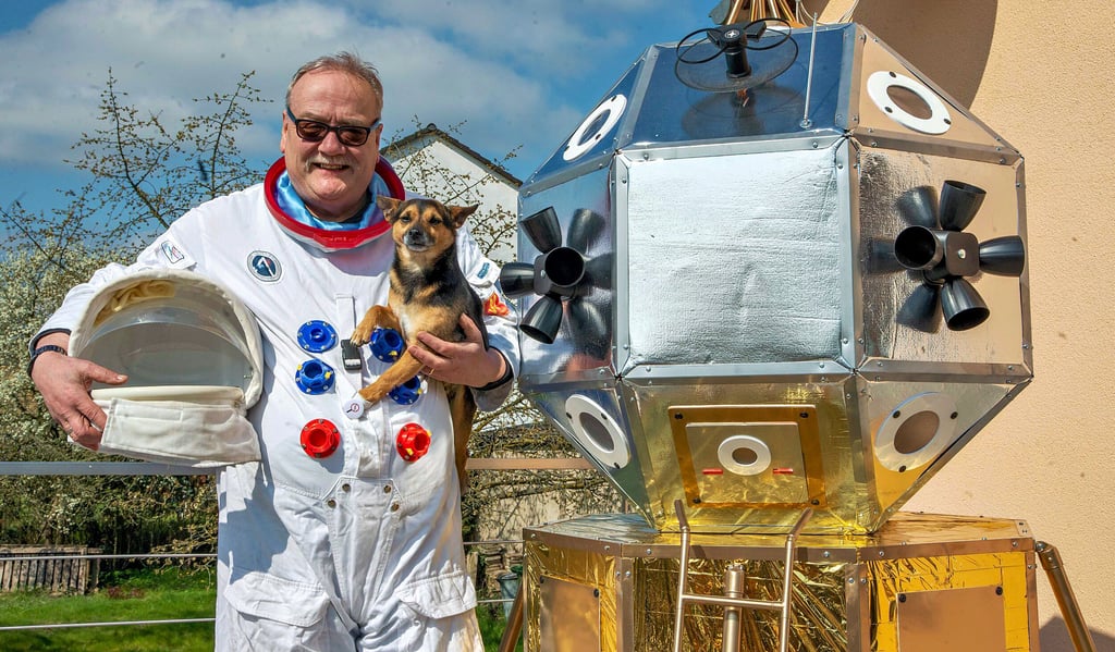 Verleger Karsten Lückemeyer hat für seine Teilnahme an der Leipziger Buchmesse dieses Modell der Apollo Mondlandefähre im Maßstab 1:5 gebaut.