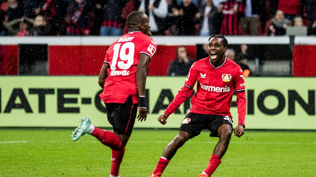 Hochgeschwindigkeits-Fußballer: Moussa Diaby und Jeremy Frimpong.