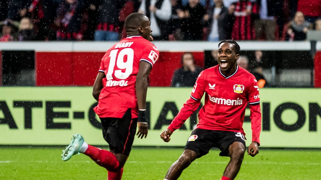 Hochgeschwindigkeits-Fußballer: Moussa Diaby und Jeremy Frimpong.