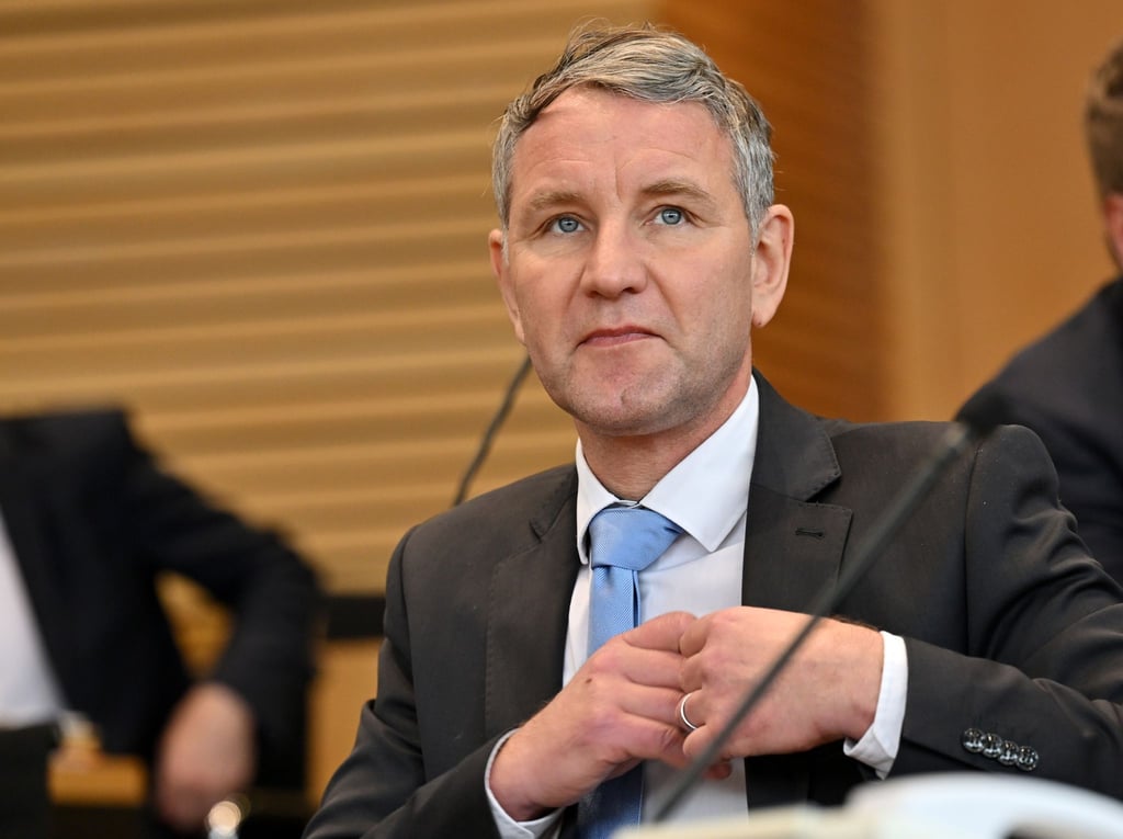Björn Höcke (AfD), Fraktionschef, sitzt im Plenarsaal beim Sonderplenum des Thüringer Landtags.