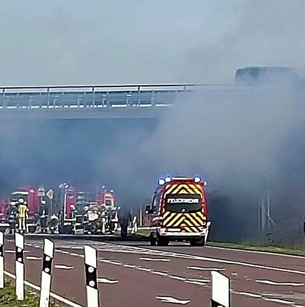 Nach dem Crash gegen einen Brückenpfeiler an der A14 bei Könnern stiegen dunkle Rauchschwaden in den Himmel.