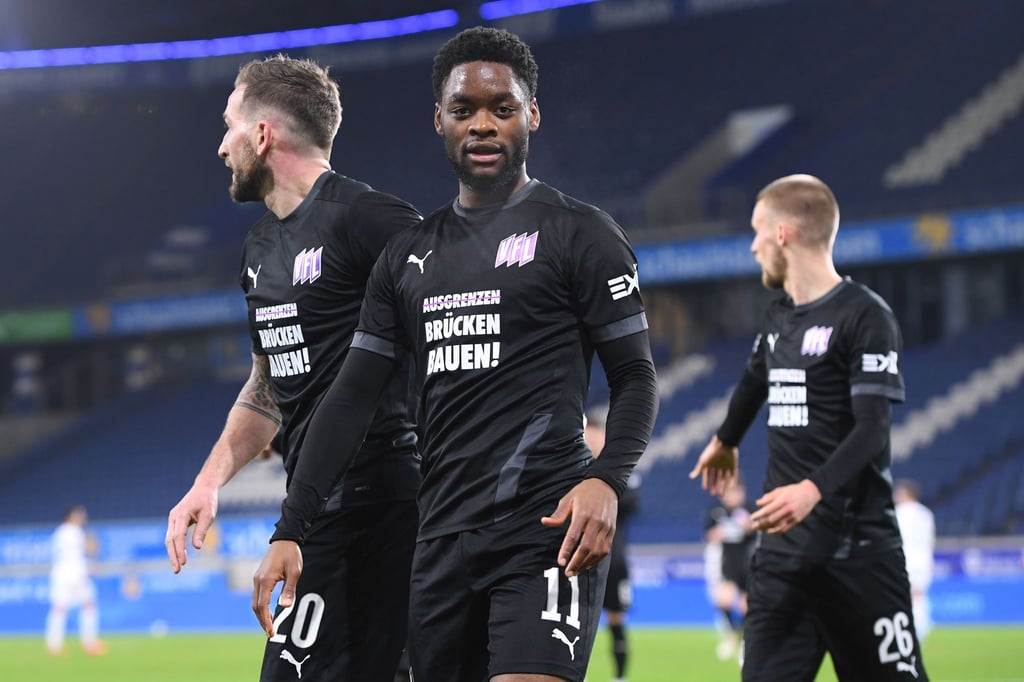 Ba-Muaka Simakala (M) und seine Mitspieler Marc Heider (l) und Sebastian Klaas während eines Spiels.