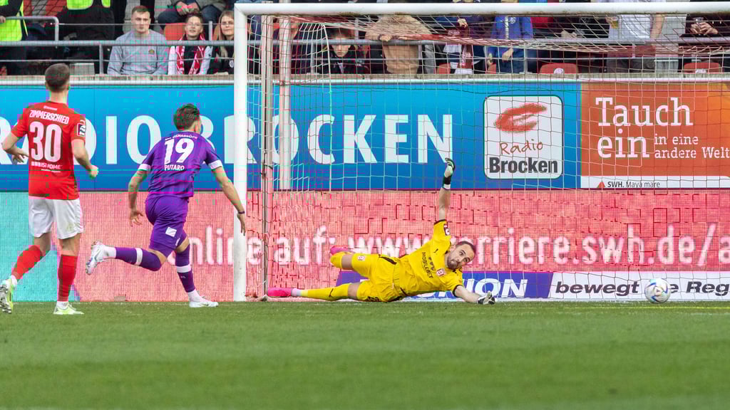 Felix Gebhardt streckt sich beim VfL-Führungstreffer vergeblich.