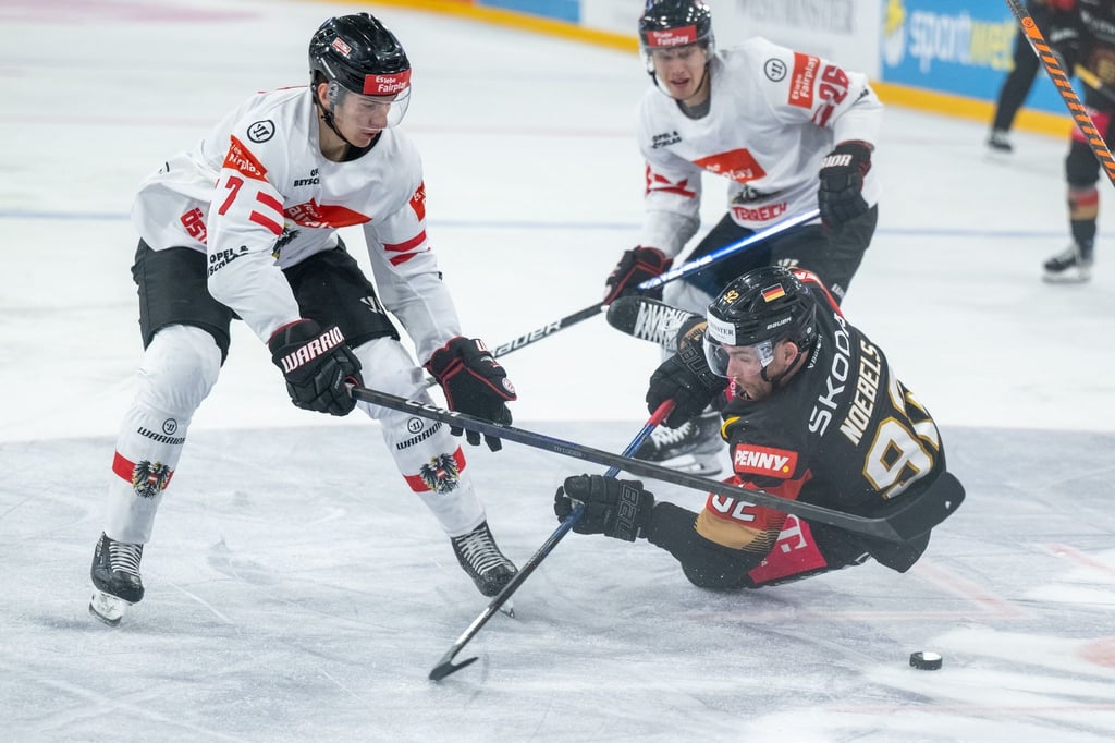 Österreichs Felix Maxa spielt gegen Deutschlands Marcel Noebels (r).