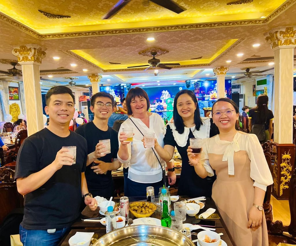 Vor allem in Südvietnam boomt die Wirtschaft, deshalb sind gut ausgebildete Fachkräfte stärker gefragt. Im Rahmen der Sommerschule waren zwei Abende dem kulturellen Austausch gewidmet. Kirstin Neumann (Mitte) schätzt die so entstehenden persönlichen Kontakte.