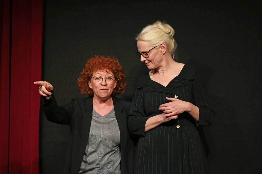 "Bis auf Heiteres" mit Marion Bach und Heike Ronniger steht zum letzten Mal im Kabarett Zwickmühle auf dem Programm.