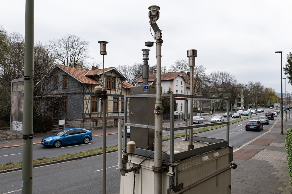 Eine Luft-Messstation steht an einer stark befahrenen Straße in der Innenstadt.