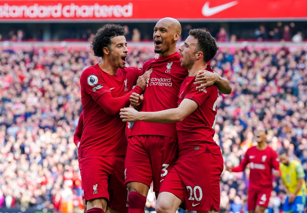 Diogo Jota (r) vom FC Liverpool feiert sein Tor zum 1:0 mit seinen Teamkollegen Curtis Jones und Fabinho.