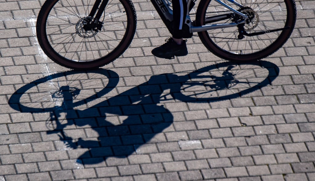 Ein Fahrradfahrer wirft einen Schatten.