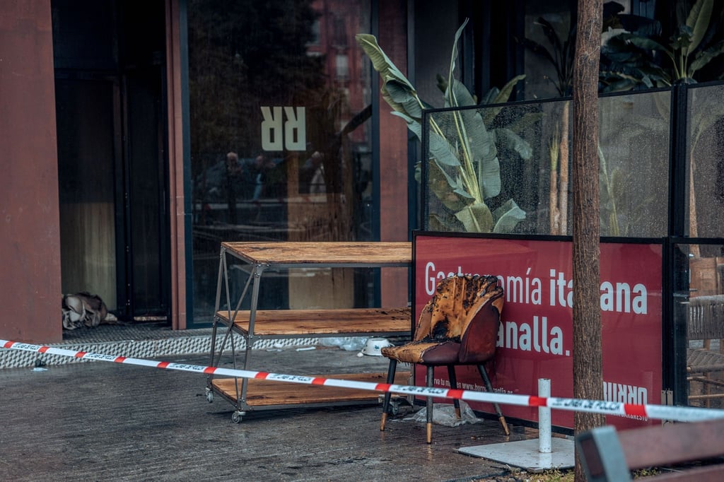 Vom Brand zerstörtes Mobiliar vor dem Restaurant „Burro Canaglia“ in Madrid.