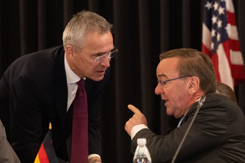 Treffen in Ramstein: Bundesverteidigungsminister Boris Pistorius im Gespräch mit Nato-Generalsekretär Jens Stoltenberg (l).