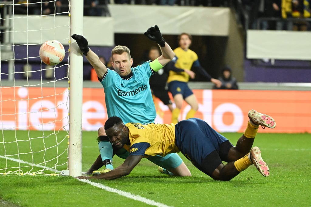 Victor Boniface gegen Bayer-Keeper Lukas Hradecky.