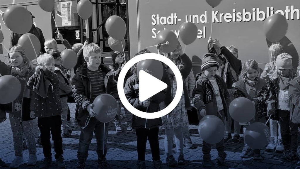 Die Gruppe "Zuckertüten" des Salzwedeler Kindergartens "Max und Moritz" und die Erzieher Krystyna Kerl und Danny Richter sangen dem Bücherbus zum 30. Jubliäum ein Ständchen.