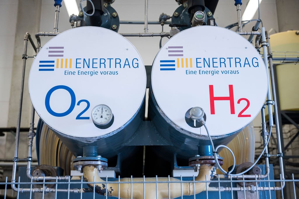 Auf dem Gelände des Energieunternehmens Enertrag steht ein Elektrolyseur, mit dem Wasserstoff hergestellt wird.