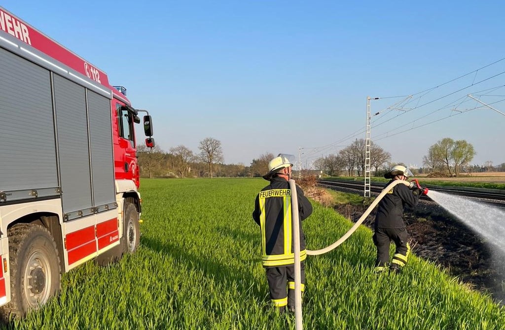 Feuerwehren in Osterburg, Goldbeck und Stendal mussten am Freitag, 21. April, ausrücken, um mehrere Böschungsbrände an der Bahnstrecke Stendal-Osterburg zu löschen.