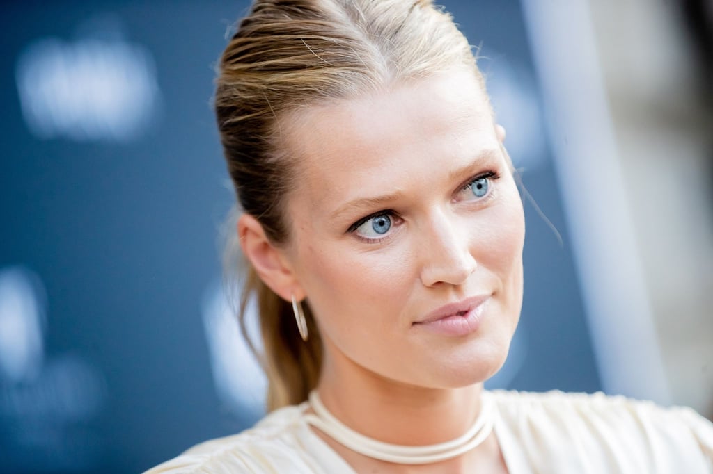Toni Garrn kommt zur Veranstaltung „Frauen 100“ ins Hotel de Rome in Berlin.
