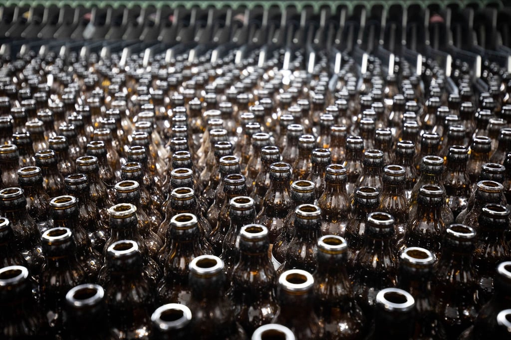 Leere Bierflaschen stehen in der Flaschenreinigungsanlage in der Produktionsstätte der Holsten-Brauerei im Hamburger Stadtteil Hausbruch.