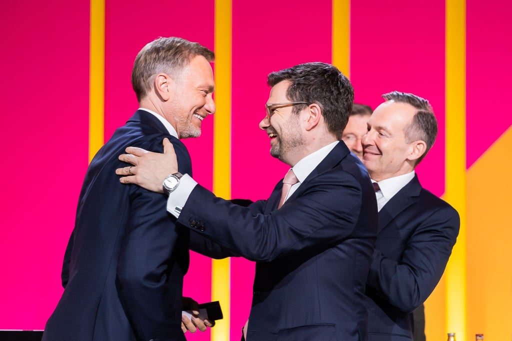Christian Lindner (l-r) wird von Marco Buschmann und Volker Wissing zur Wiederwahl beglückwünscht.