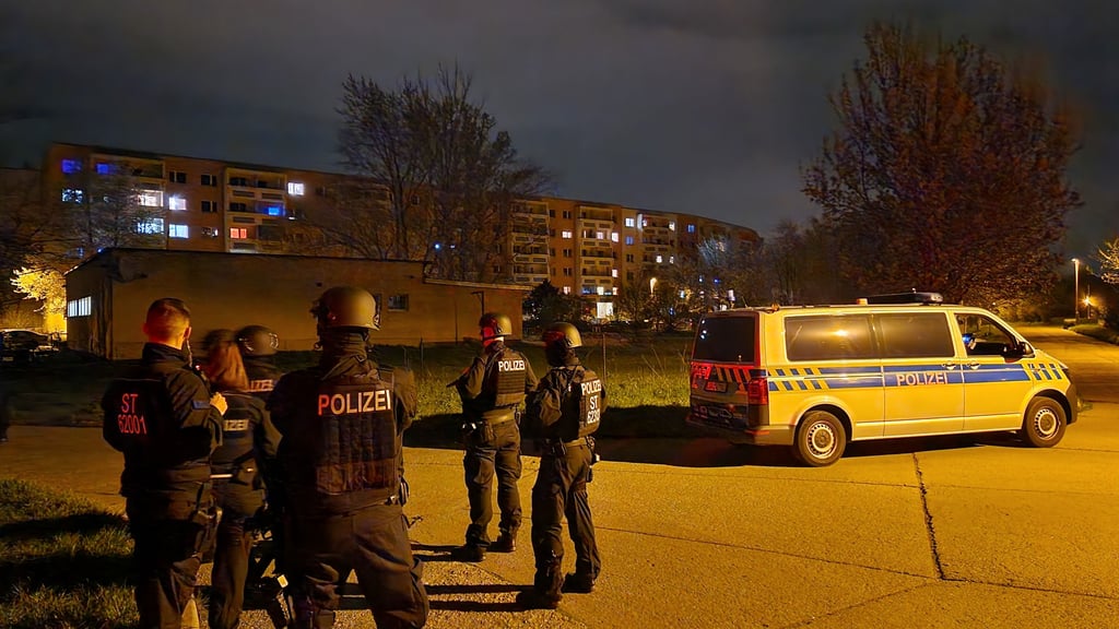 Behelmte Polizisten sichern einen Bereich im Südpark.