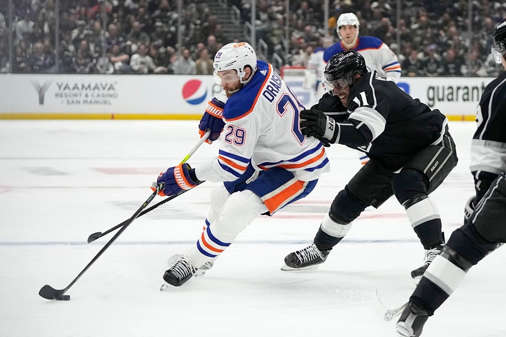 Leon Draisaitl (l) konnte die Niederlage der Edmonton Oilers gegen die Los Angeles Kings nicht verhindern.