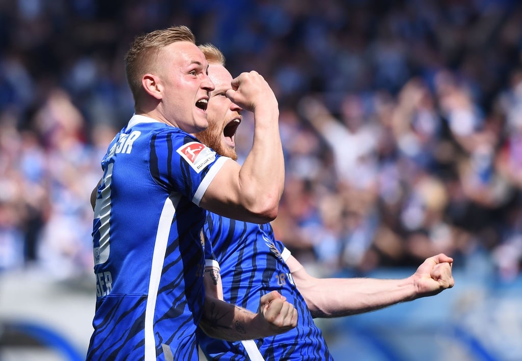 Die Rostocker Kai Pröger (l) und Nils Fröling feiern den Sieg gegen die SpVgg Greuther Fürth.