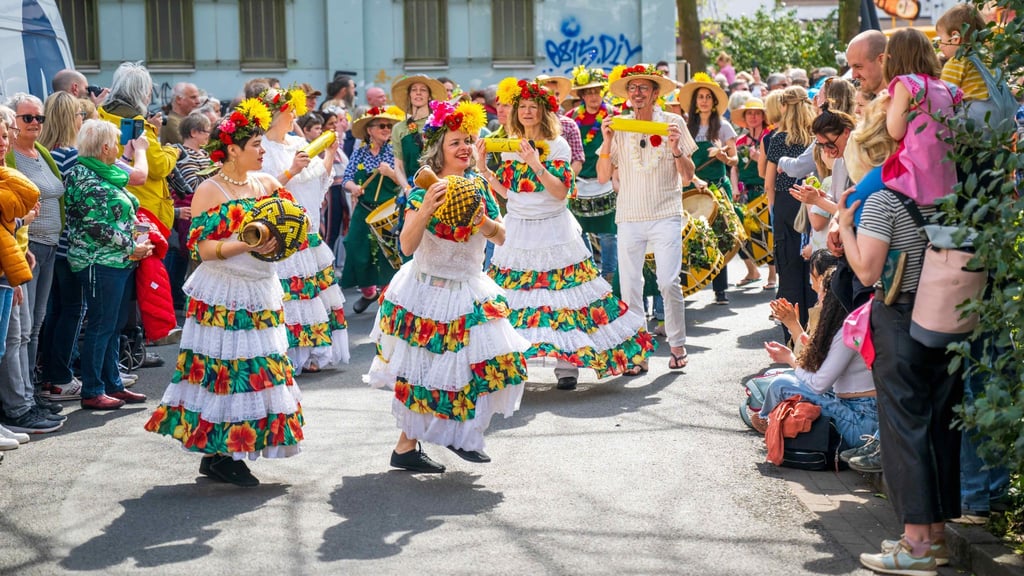Tänzerinnen und Tänzer bei einer Parade durchs Ostertor-Viertel.